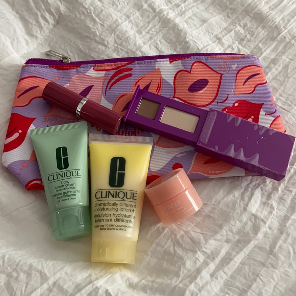 🆕Clinique makeup set with makeup bag